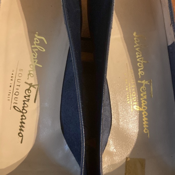 Salvatore Ferragamo Vintage Navy Blue shoes with bows and gold hardware. 7 1/2. - Picture 2 of 8